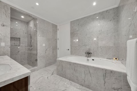 Condo in Sunny Isles Beach, Florida, 4 bedrooms  № 1998169 - photo 21