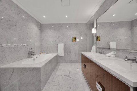 Condo in Sunny Isles Beach, Florida, 4 bedrooms  № 1998169 - photo 20