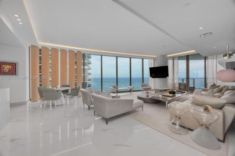 Condo in Sunny Isles Beach, Florida, 4 bedrooms № 1998169