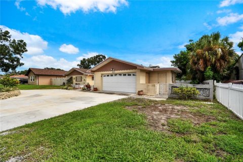 House in Saint Petersburg, Florida 3 bedrooms, 202.9 sq.m. № 1911508 - photo 2