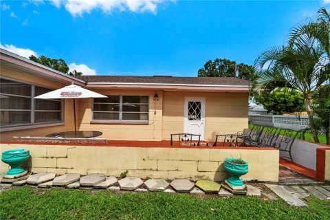 House in Saint Petersburg, Florida 3 bedrooms, 202.9 sq.m. № 1911508 - photo 12
