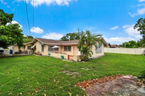 House in Saint Petersburg, Florida 3 bedrooms, 202.9 sq.m. № 1911508 - photo 7