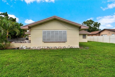 House in Saint Petersburg, Florida 3 bedrooms, 202.9 sq.m. № 1911508 - photo 8