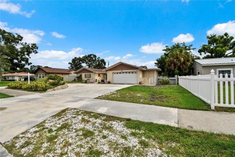 House in Saint Petersburg, Florida 3 bedrooms, 202.9 sq.m. № 1911508 - photo 1