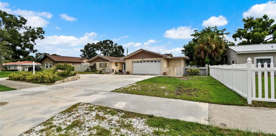 House in Saint Petersburg, Florida 3 bedrooms, 202.9 sq.m. № 1911508