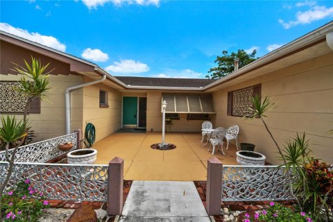 House in Saint Petersburg, Florida 3 bedrooms, 202.9 sq.m. № 1911508 - photo 3