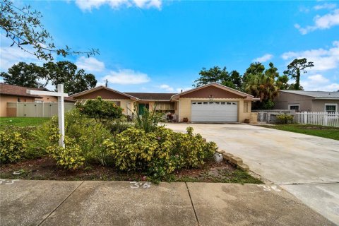 House in Saint Petersburg, Florida 3 bedrooms, 202.9 sq.m. № 1911508 - photo 5