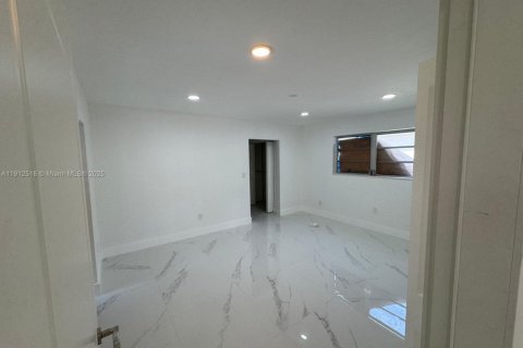 House in Pembroke Pines, Florida 3 bedrooms, 164.99 sq.m. № 1966877 - photo 6