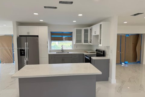 House in Pembroke Pines, Florida 3 bedrooms, 164.99 sq.m. № 1966877 - photo 5