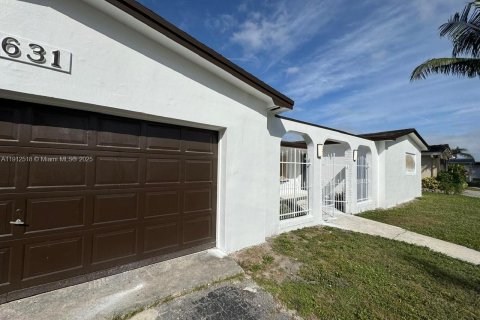 House in Pembroke Pines, Florida 3 bedrooms, 164.99 sq.m. № 1966877 - photo 3