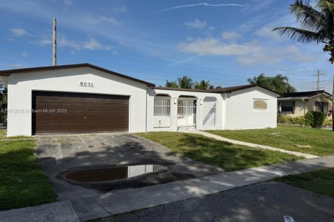House in Pembroke Pines, Florida 3 bedrooms, 164.99 sq.m. № 1966877 - photo 1