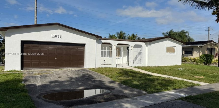 House in Pembroke Pines, Florida 3 bedrooms, 164.99 sq.m. № 1966877