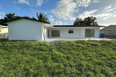 House in Pembroke Pines, Florida 3 bedrooms, 164.99 sq.m. № 1966877 - photo 10