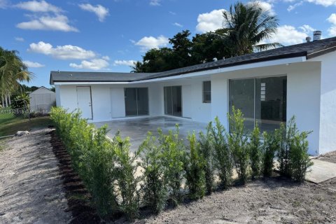 House in Pembroke Pines, Florida 3 bedrooms, 164.99 sq.m. № 1966877 - photo 11