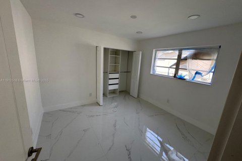 House in Pembroke Pines, Florida 3 bedrooms, 164.99 sq.m. № 1966877 - photo 7