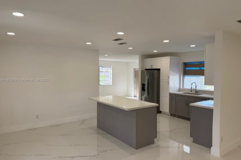 House in Pembroke Pines, Florida 3 bedrooms, 164.99 sq.m. № 1966877 - photo 4