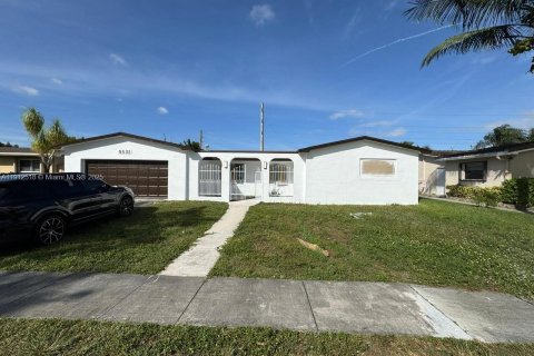 House in Pembroke Pines, Florida 3 bedrooms, 164.99 sq.m. № 1966877 - photo 2