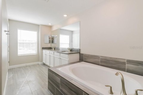 Townhouse in Lutz, Florida 3 bedrooms, 215.44 sq.m. № 2277701 - photo 12