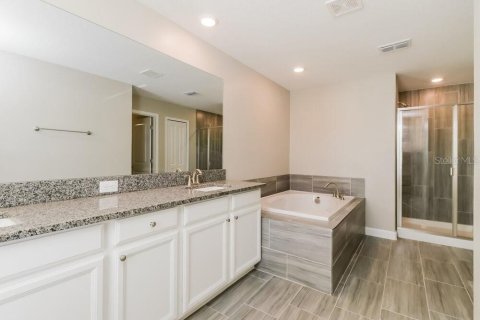 Townhouse in Lutz, Florida 3 bedrooms, 215.44 sq.m. № 2277701 - photo 11