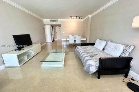 Снять в аренду кондоминиум в Майами-Бич, Флорида 1 спальня, 52.03м2, № 2170594 - фото 2