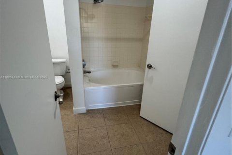 Condominio en venta en Hialeah, Florida, 2 dormitorios, 90.86 m2 № 1937541 - foto 17