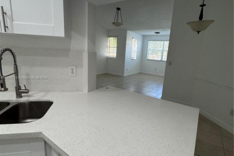 Condominio en venta en Hialeah, Florida, 2 dormitorios, 90.86 m2 № 1937541 - foto 10