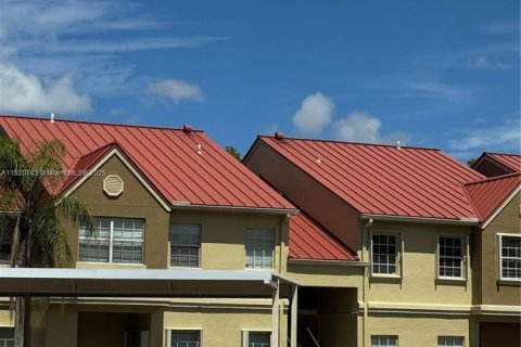 Condominio en venta en Hialeah, Florida, 2 dormitorios, 90.86 m2 № 1937541 - foto 1