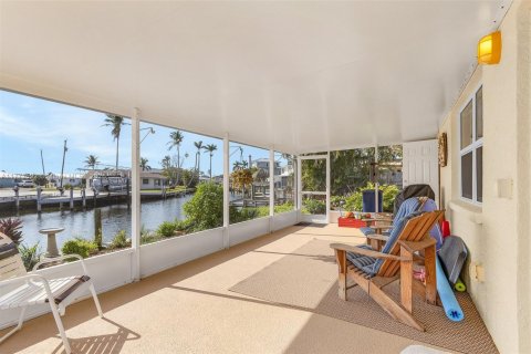 Propiedad comercial en venta en Cape Coral, Florida, 146.32 m2 № 1692891 - foto 28