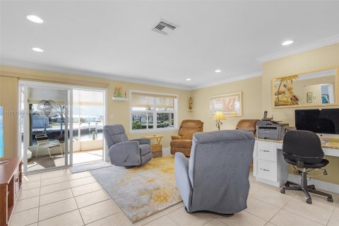 Propiedad comercial en venta en Cape Coral, Florida, 146.32 m2 № 1692891 - foto 12