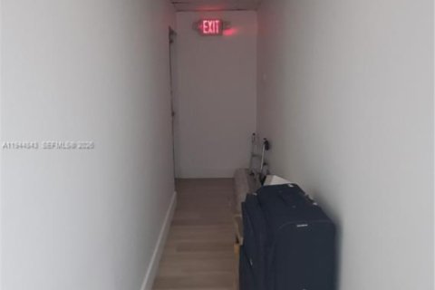 Propiedad comercial en venta en Doral, Florida № 2001410 - foto 12