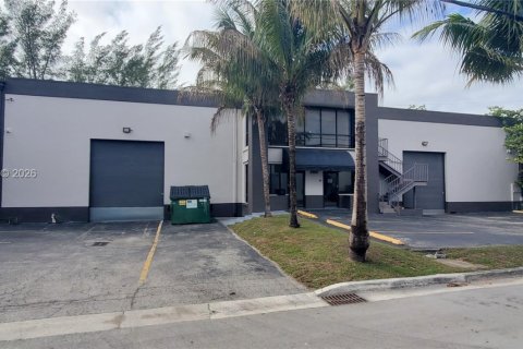 Propiedad comercial en venta en Doral, Florida № 2001410 - foto 8
