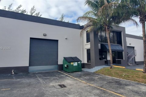 Propiedad comercial en venta en Doral, Florida № 2001410 - foto 9