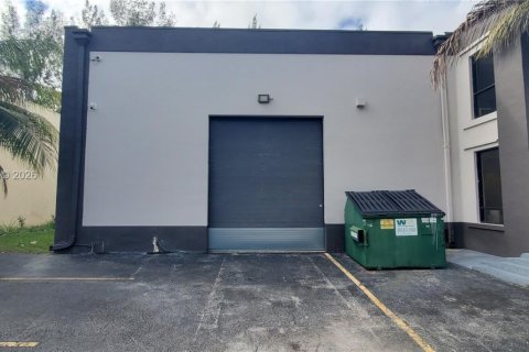 Propiedad comercial en venta en Doral, Florida № 2001410 - foto 16
