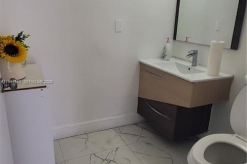 Propiedad comercial en venta en Doral, Florida № 2001410 - foto 21