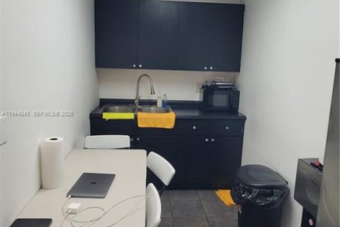 Propiedad comercial en venta en Doral, Florida № 2001410 - foto 20