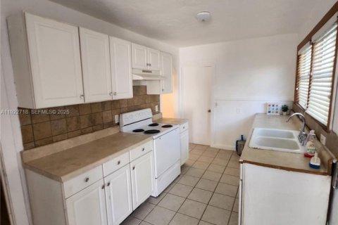 House in Hollywood, Florida 2 bedrooms, 78.04 sq.m. № 1976946 - photo 8