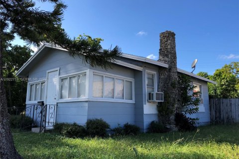 House in Hollywood, Florida 2 bedrooms, 78.04 sq.m. № 1976946 - photo 1