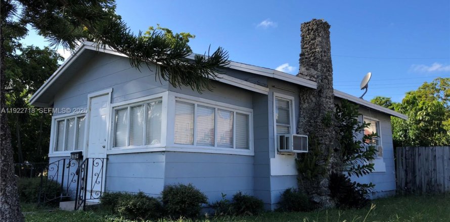 House in Hollywood, Florida 2 bedrooms, 78.04 sq.m. № 1976946