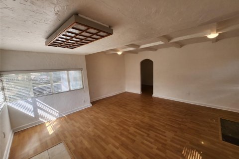 House in Hollywood, Florida 2 bedrooms, 78.04 sq.m. № 1976946 - photo 2