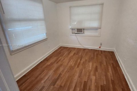 House in Hollywood, Florida 2 bedrooms, 78.04 sq.m. № 1976946 - photo 7