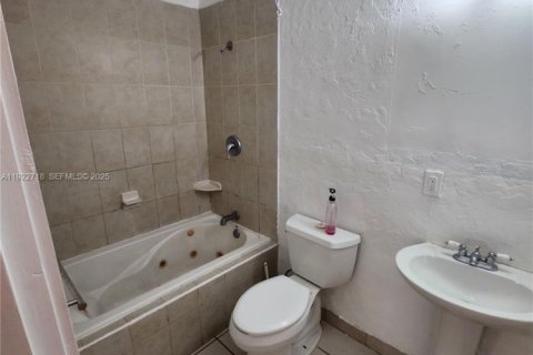 House in Hollywood, Florida 2 bedrooms, 78.04 sq.m. № 1976946 - photo 9