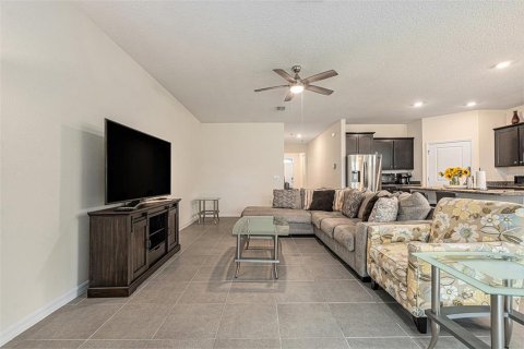 Casa en venta en Zephyrhills, Florida, 4 dormitorios, 190.26 m2 № 1912620 - foto 9