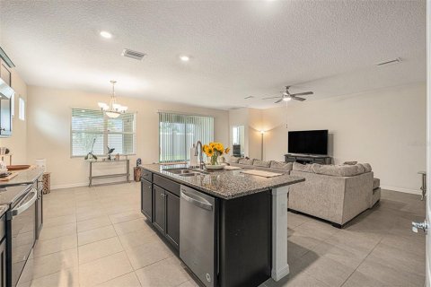 Casa en venta en Zephyrhills, Florida, 4 dormitorios, 190.26 m2 № 1912620 - foto 13