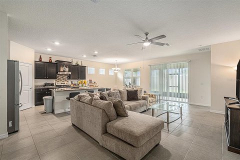 Casa en venta en Zephyrhills, Florida, 4 dormitorios, 190.26 m2 № 1912620 - foto 4