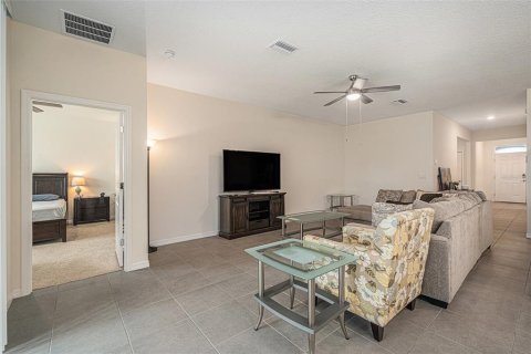 Casa en venta en Zephyrhills, Florida, 4 dormitorios, 190.26 m2 № 1912620 - foto 11