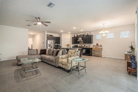Casa en venta en Zephyrhills, Florida, 4 dormitorios, 190.26 m2 № 1912620 - foto 10