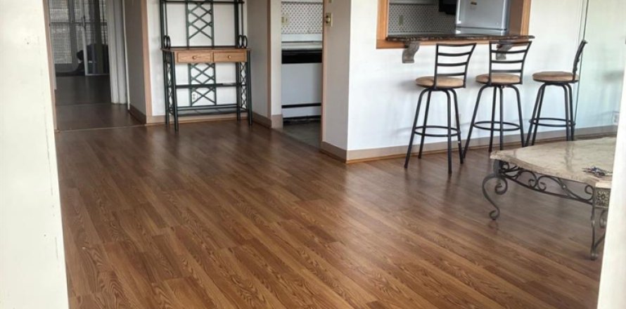 Condo in Palm Springs, Florida, 1 bedroom  № 2253816