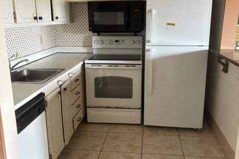 Condo in Palm Springs, Florida, 1 bedroom  № 2253816 - photo 4