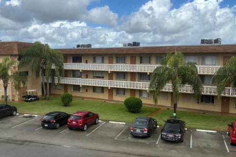 Condo in Palm Springs, Florida, 1 bedroom  № 2253816 - photo 13