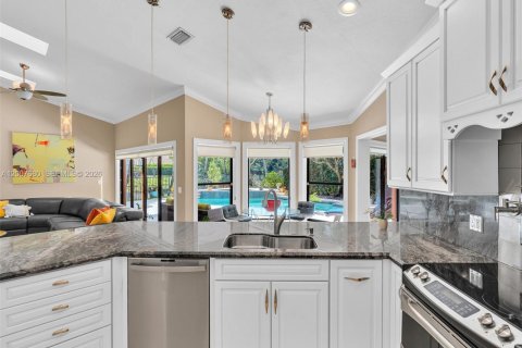 Villa ou maison à vendre à Weston, Floride: 5 chambres, 260.13 m2 № 2073465 - photo 15